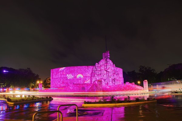 Imagen muestra el Monumento a la Patria en Mérida, Yucatán iluminado de color rosa/magenta como acto de protesta por el matrimonio igualitario y por la acciones afirmativas para las familias LGBT+ en Yucatán.